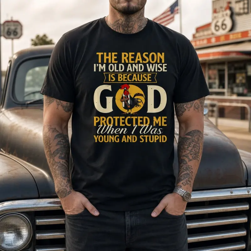 Vintage Fashion Quotes - メンズ ヴィンテージ風 鶏の言葉をプリントしたTシャツ - クルーネック、半袖、通気性の良い生地、軽量で普段使いに最適なカジュアルTシャツ。「私が年を重ね、賢くなったのは、若い頃の愚かさを神が守ってくれたからです」というグラフィックプリント、男性へのギフトに最適。