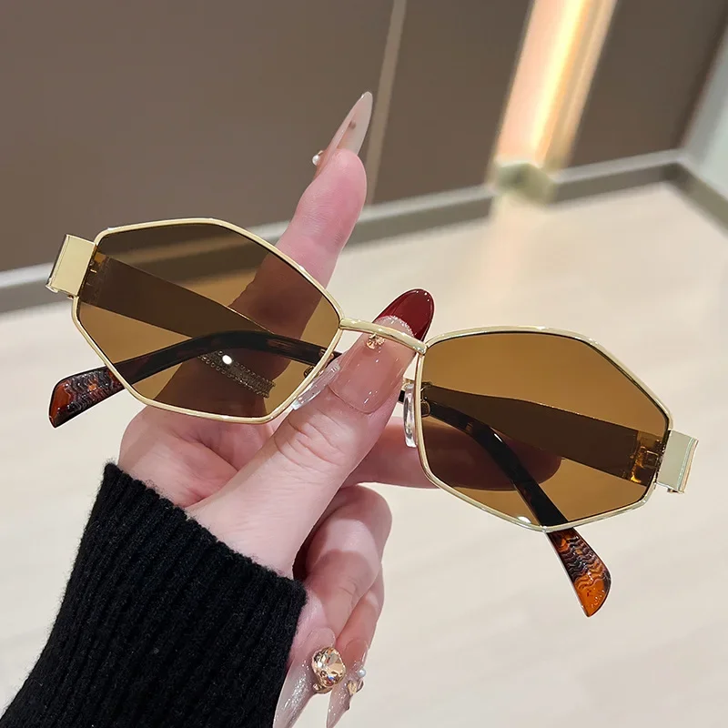 ファッション性の高い多角形デザインのレディースサングラス。ヴ - Vintage Fashion Enthusiasts のレビューと価格